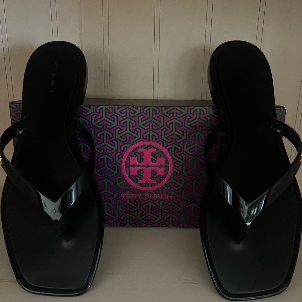 Tory Burch Roxanne Flip Flop - black
Size 9 
Never worn brand new - Picture 3 of 5